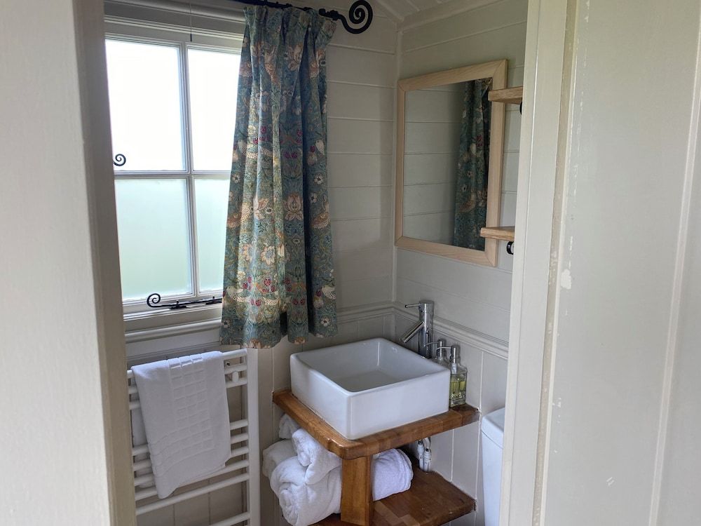 Dawn Chorus Holidays Standard Cabin (Texel Hut) 5