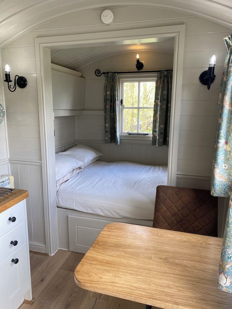 Dawn Chorus Holidays Standard Cabin (Texel Hut) 8