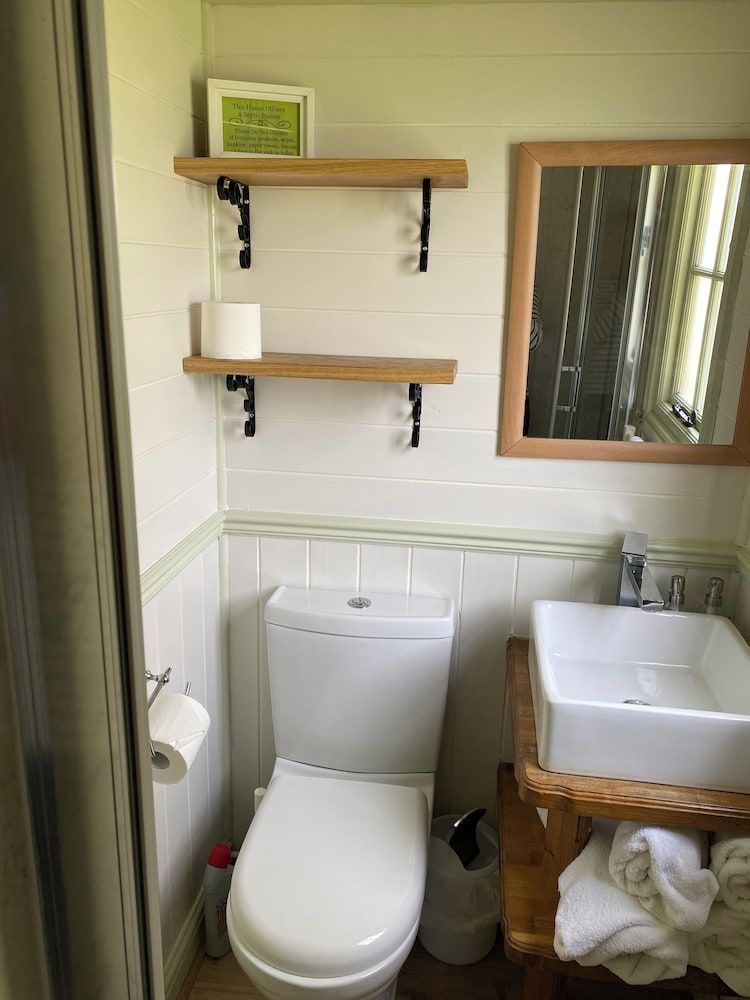 Dawn Chorus Holidays Standard Cabin (Norfolk Horn Hut)