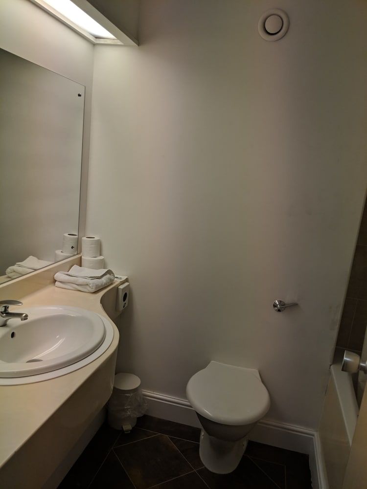 Best Western Ipswich Hotel Standard Room, Multiple Beds, Non Smoking 4
