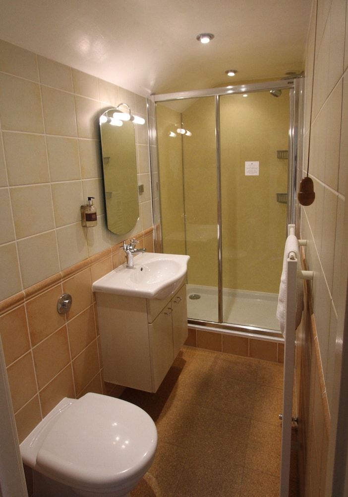 Ashfield House Double Room, Ensuite 4