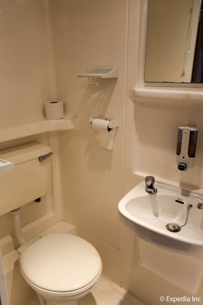 Colliers Hotel Double Room 10