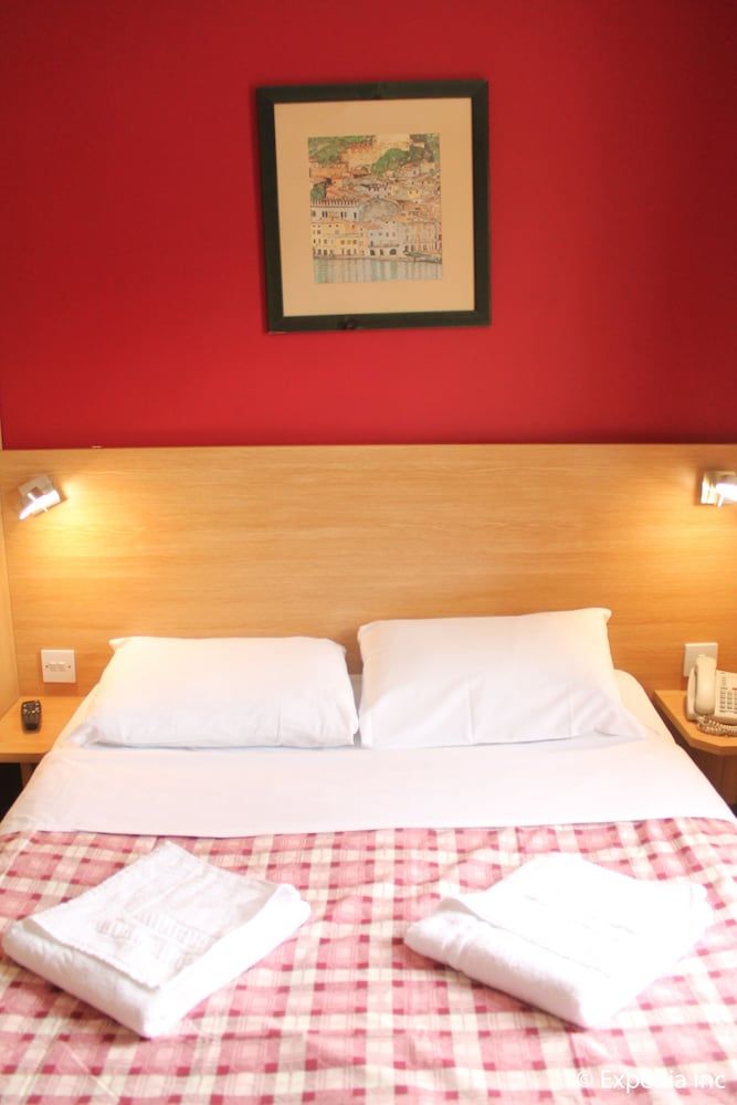 Colliers Hotel Double Room 9