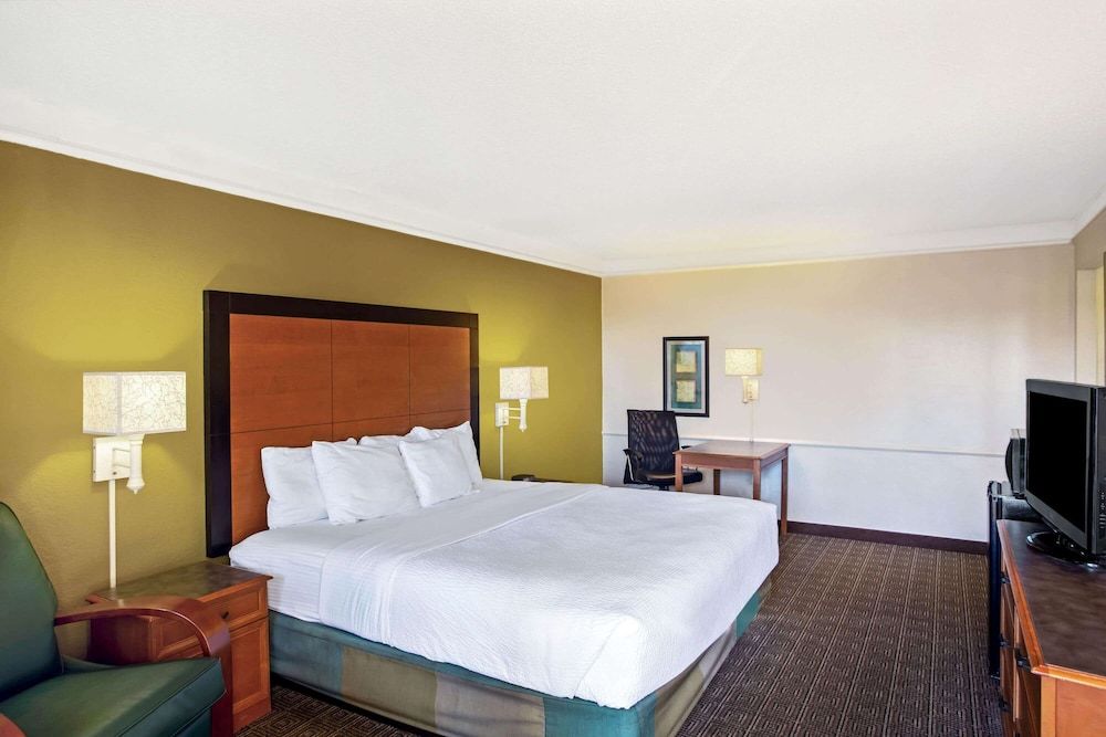 Room, 1 King Bed, Smoking