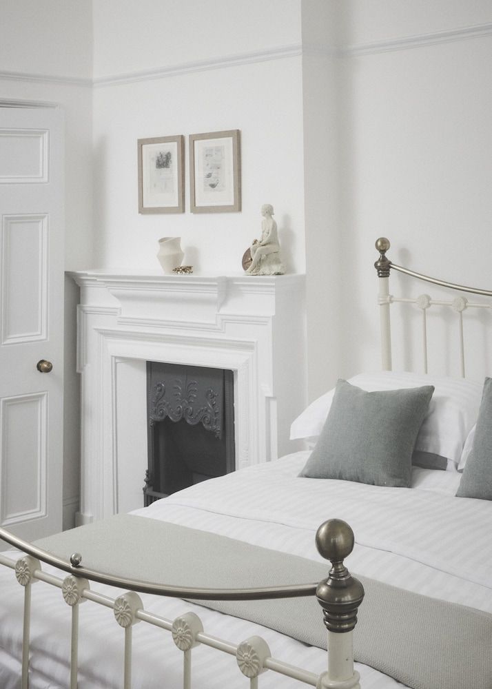 River Arts Club Double Room (Small) 4