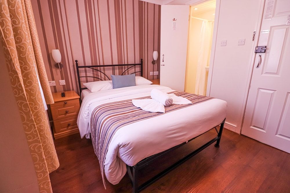 The Fairway Hotel Standard Double Room, Ensuite 4