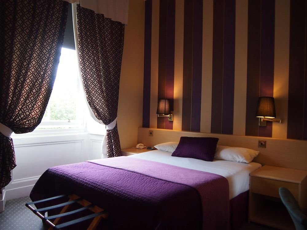 Edinburgh Thistle Hotel Double Room 8