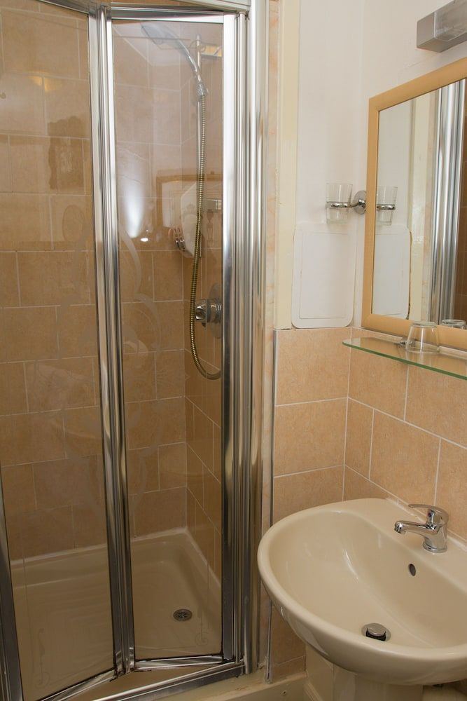 Edinburgh Thistle Hotel Double Room 9