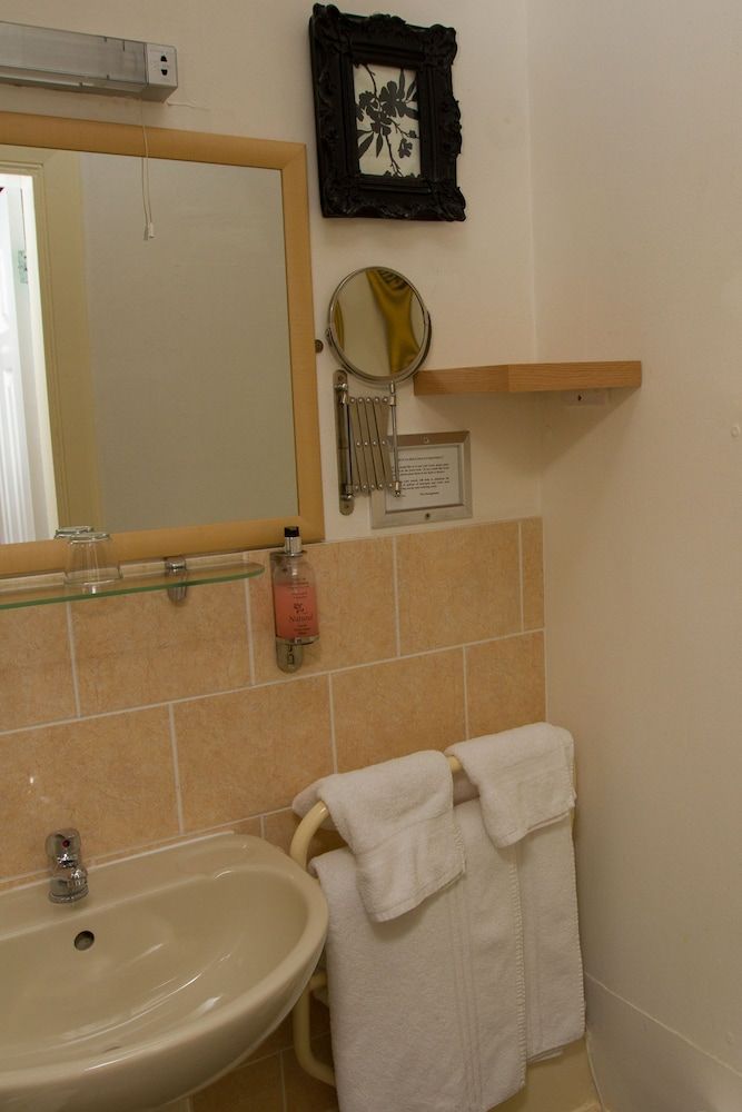 Edinburgh Thistle Hotel Double Room 10