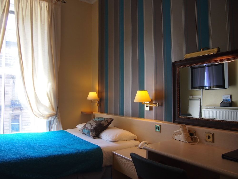 Edinburgh Thistle Hotel Double Room 13