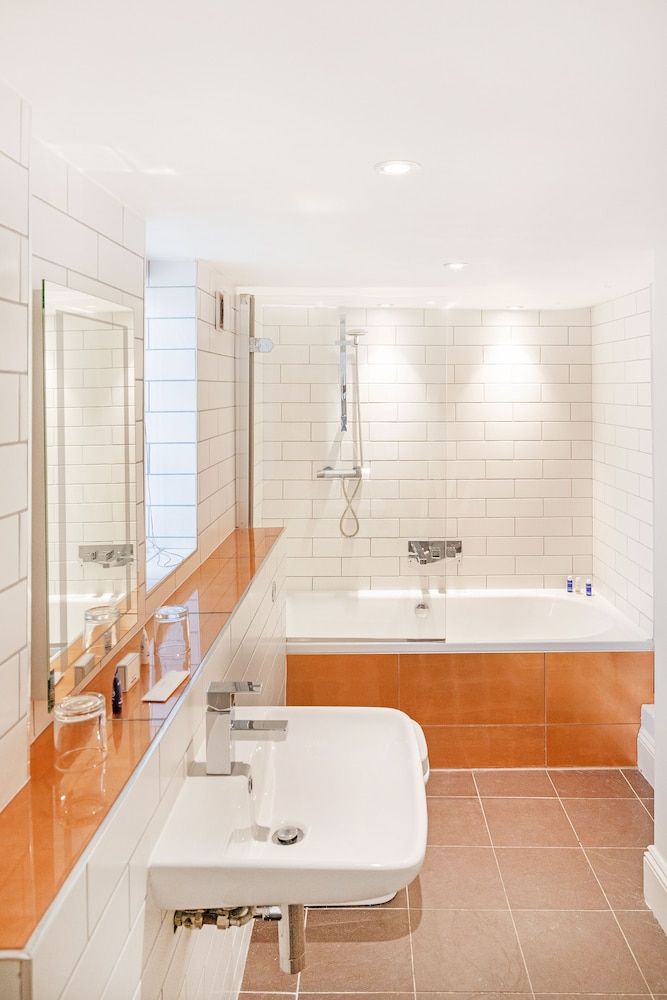 Berkeley Suites Deluxe Suite, 1 Bedroom 27