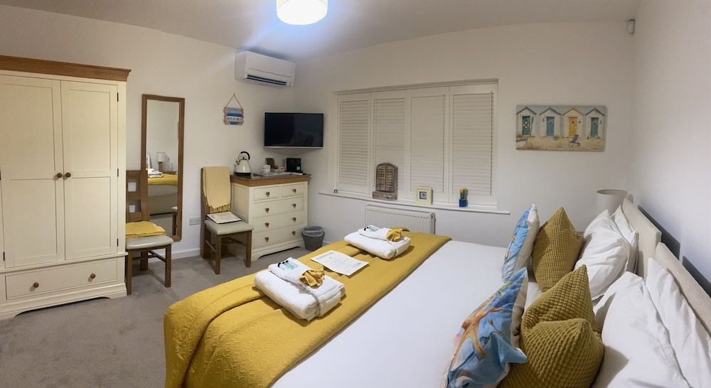 Double or Twin Room (Yellow Room)