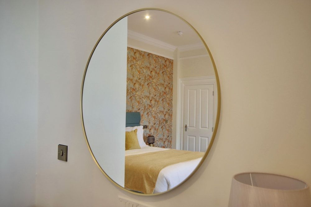 Orange Grove Hotel & Gardens Premium King Room 2