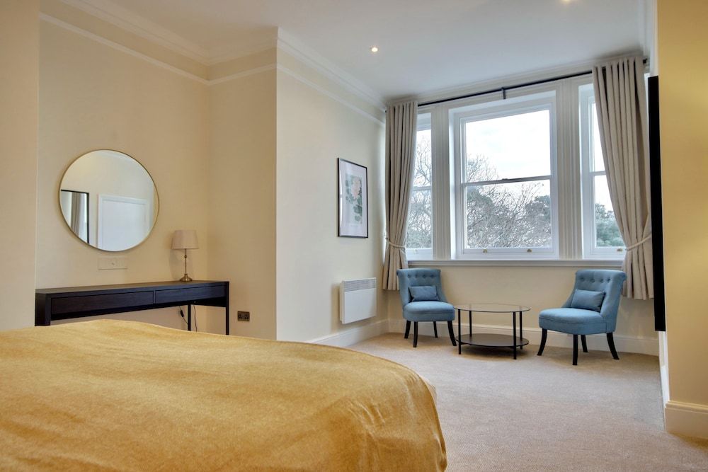 Orange Grove Hotel & Gardens Premium King Room 3