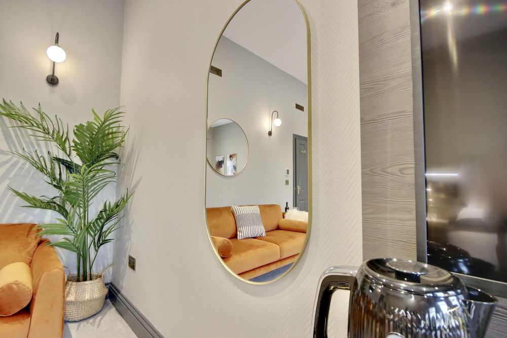 Orange Grove Hotel & Gardens Luxury Room 4