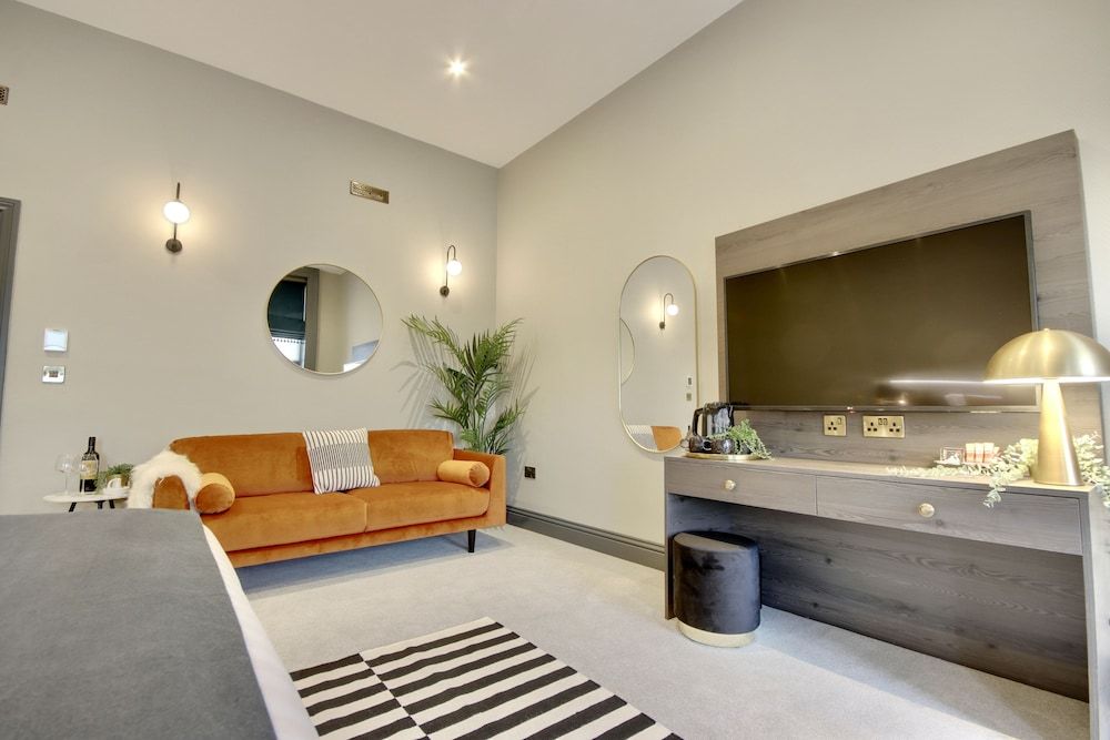 Orange Grove Hotel & Gardens Luxury Room 5