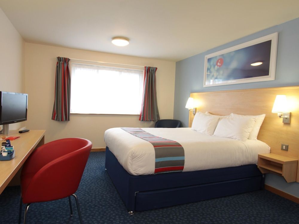 undefined Travelodge Bristol Central 4