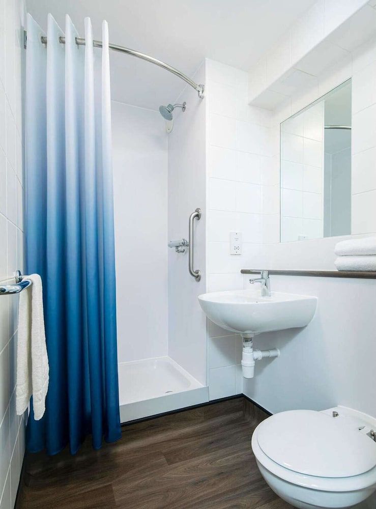 undefined Travelodge Bristol Central 9