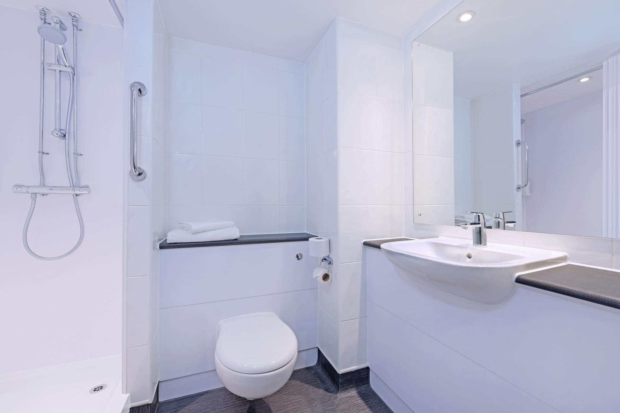 Travelodge Gatwick Airport Central Family Room 3