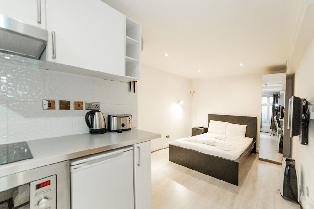 Imperial Court Studios Standard Studio, Kitchen 6