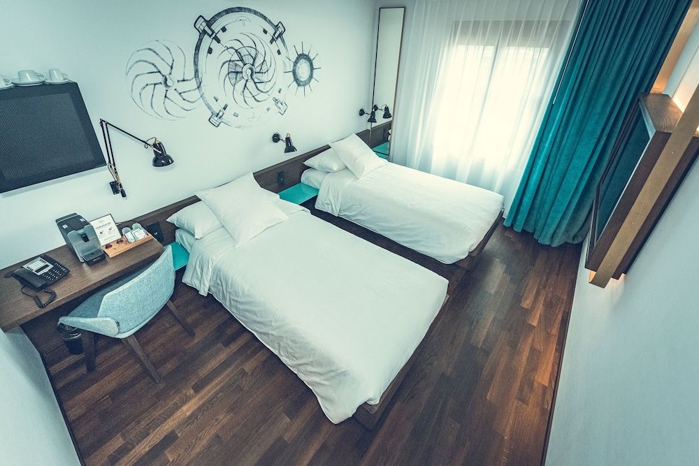Hotel Bernina Geneva Deluxe Twin Room 3