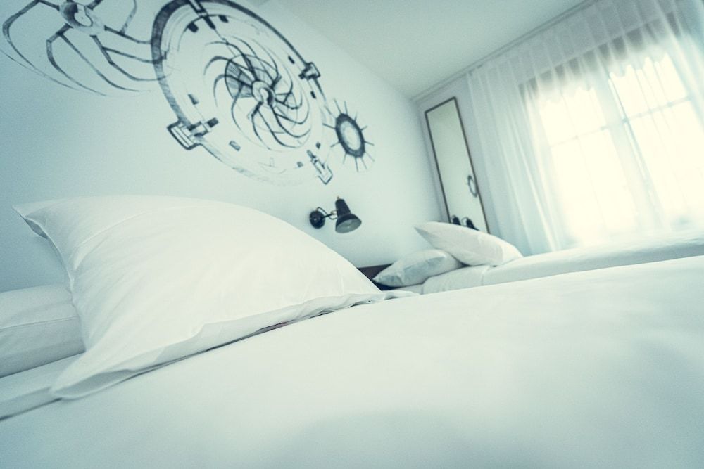 Hotel Bernina Geneva Deluxe Twin Room 8