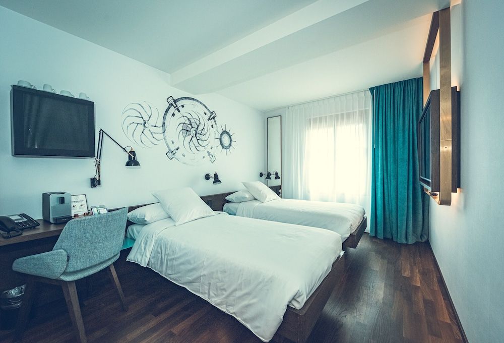 Hotel Bernina Geneva Deluxe Twin Room 2