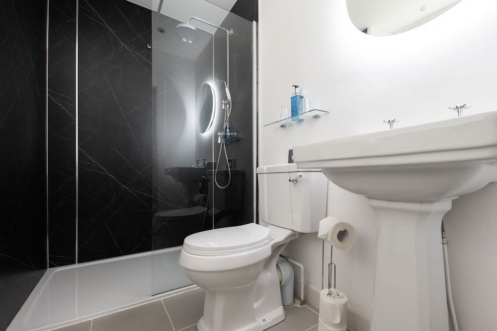 Pentland Executive Double or Twin Room (Garden Wing) 4