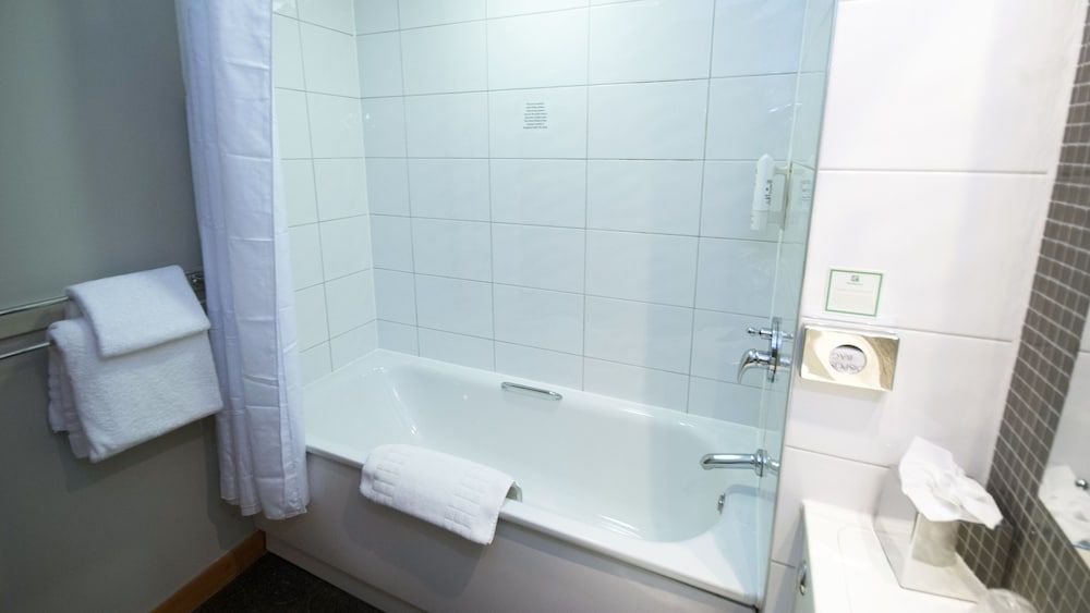 Holiday Inn Manchester-Central Park by IHG Premium Room, 1 Double Bed 8