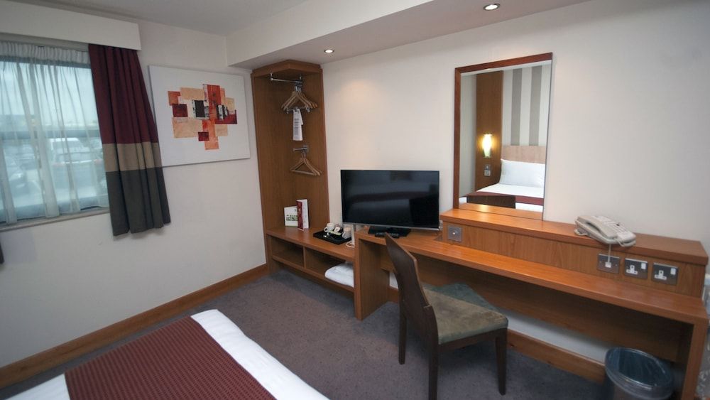 Holiday Inn Manchester-Central Park by IHG Standard Room, 1 Double Bed, Accessible 2