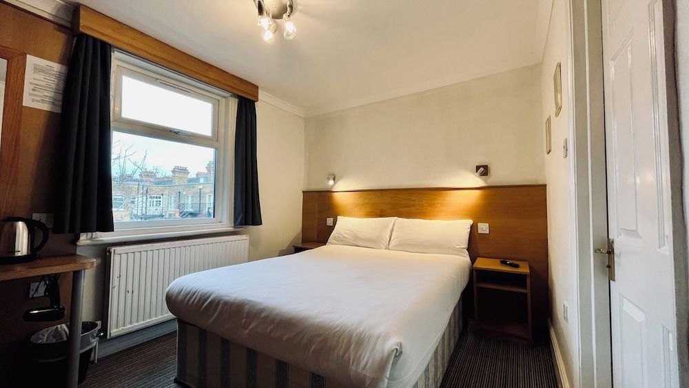 West Cromwell Hotel Double Room 4