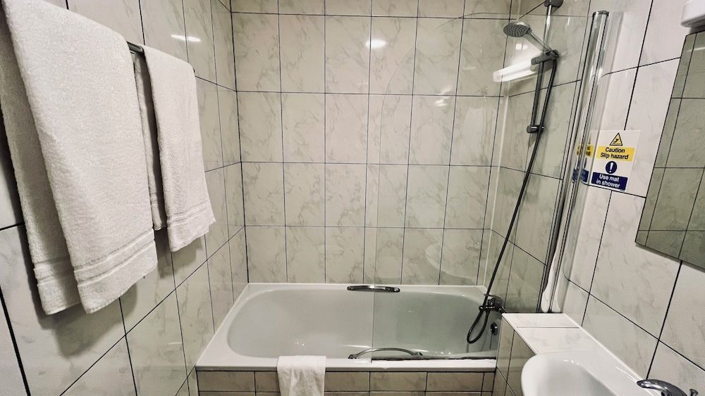 West Cromwell Hotel Double Room 8