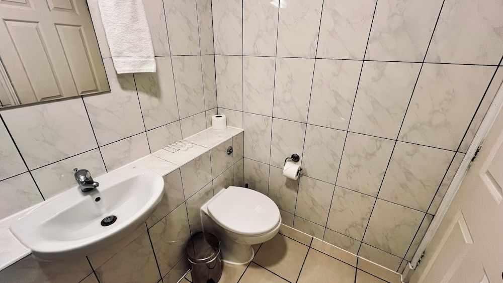 West Cromwell Hotel Double Room 7