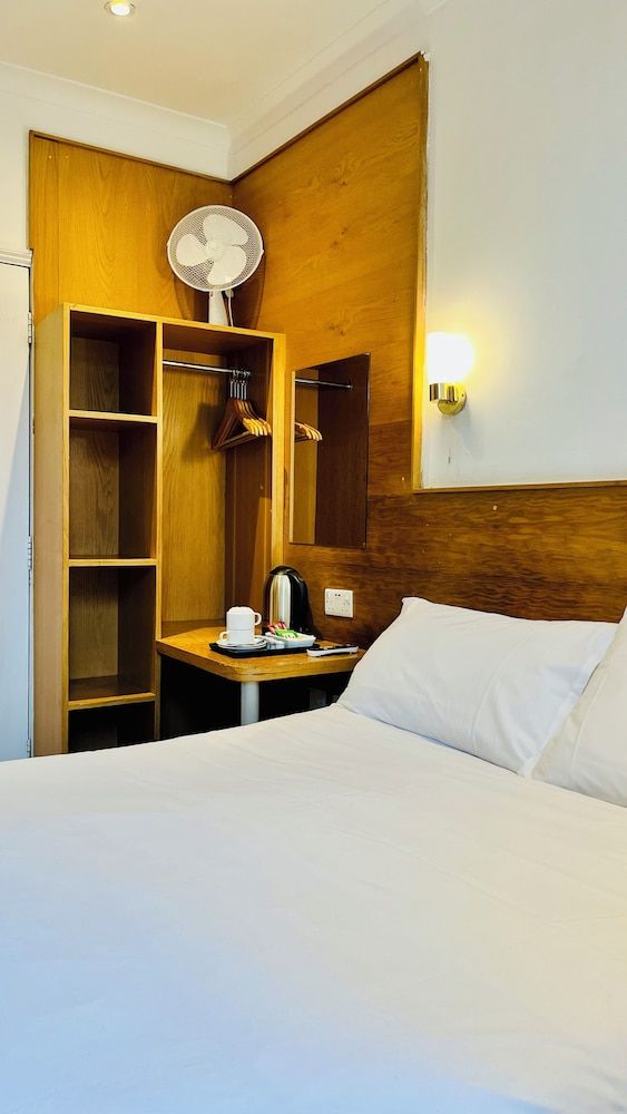 West Cromwell Hotel Double Room 3