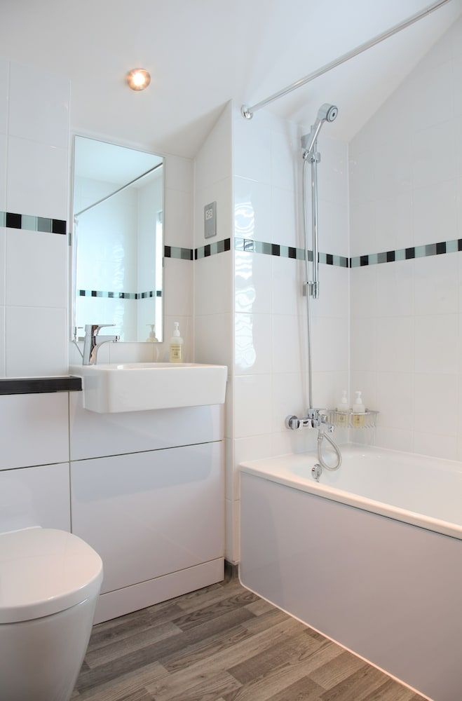 County Arms Twin Room 4