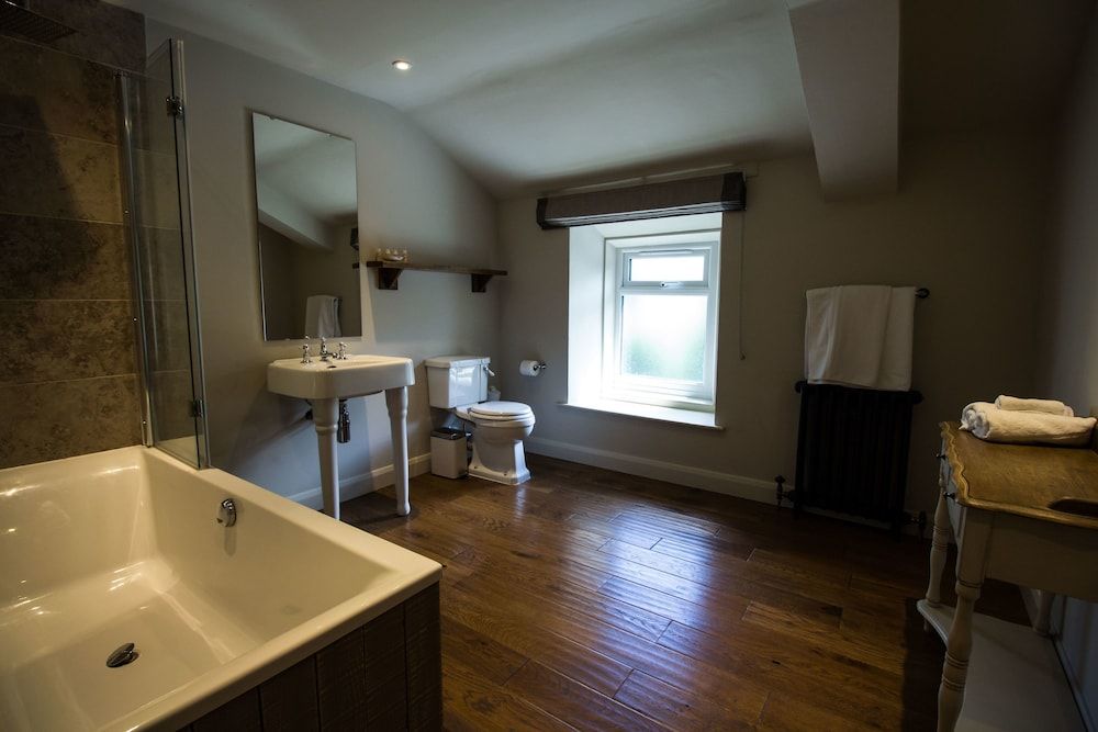 The Fenwick Steak & Seafood Pub Superior Room, 1 King Bed 4