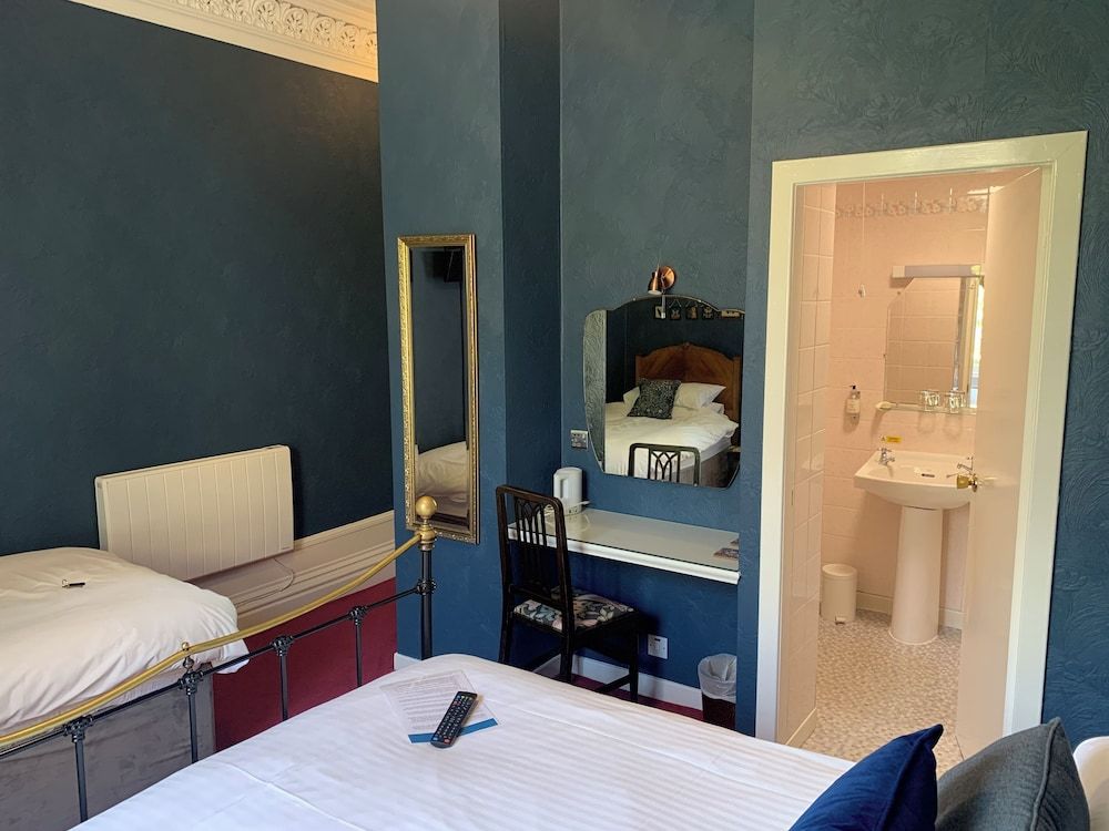 Leven House Triple Room, Ensuite (Family) 5