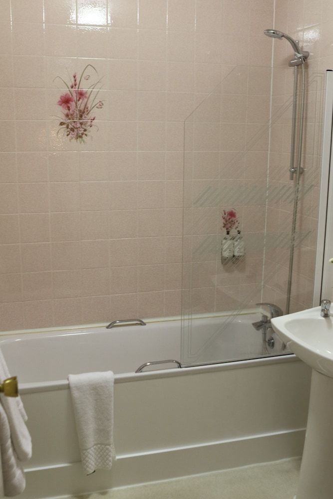 Leven House Triple Room, Ensuite (Family) 3