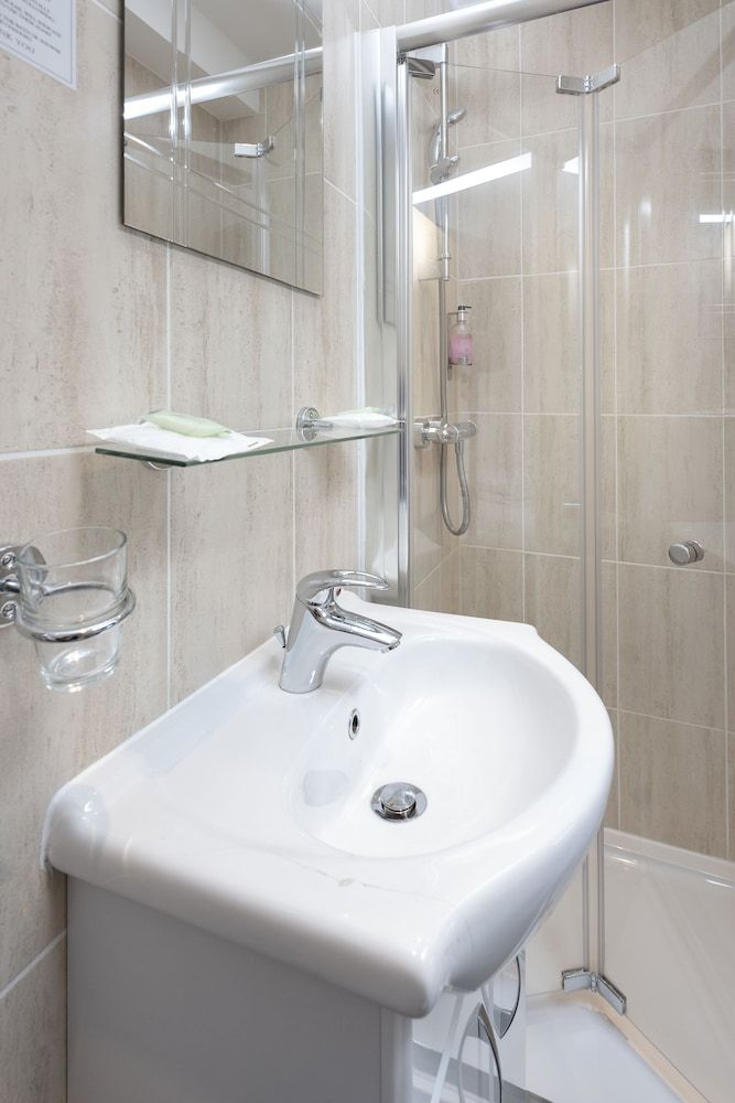 The R Inn Hotel Superior Single Room, Ensuite 3