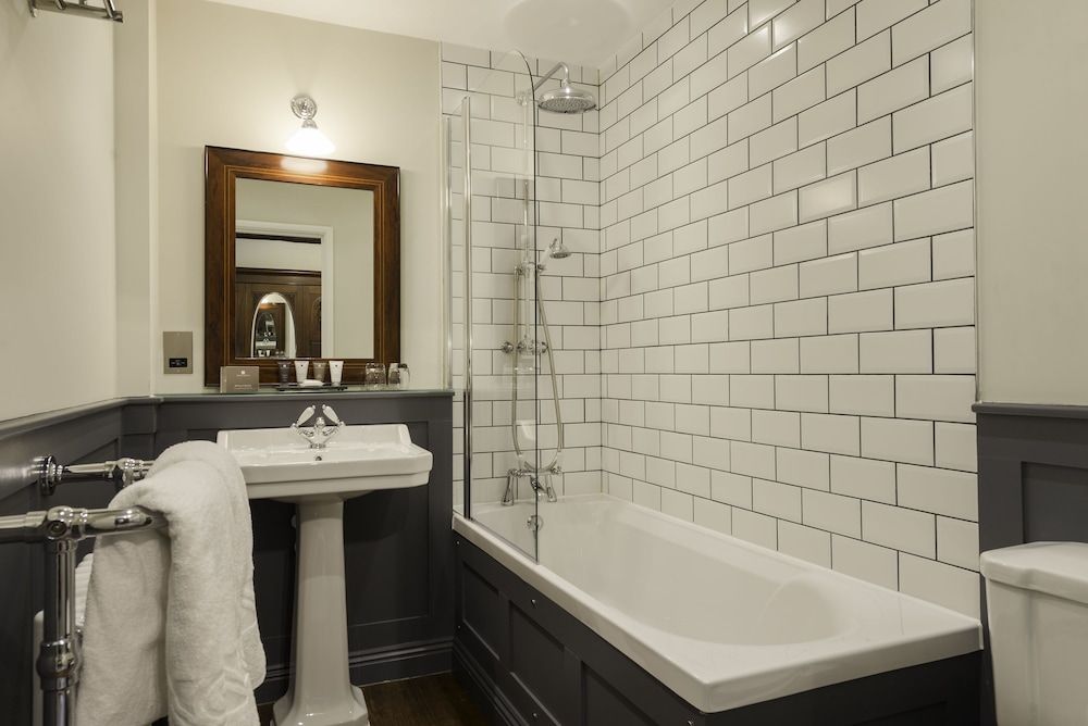 Burley Manor Classic Double Room 5