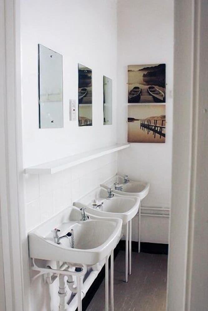 Kirkby Stephen Hostel Twin Room, Shared Bathroom 2