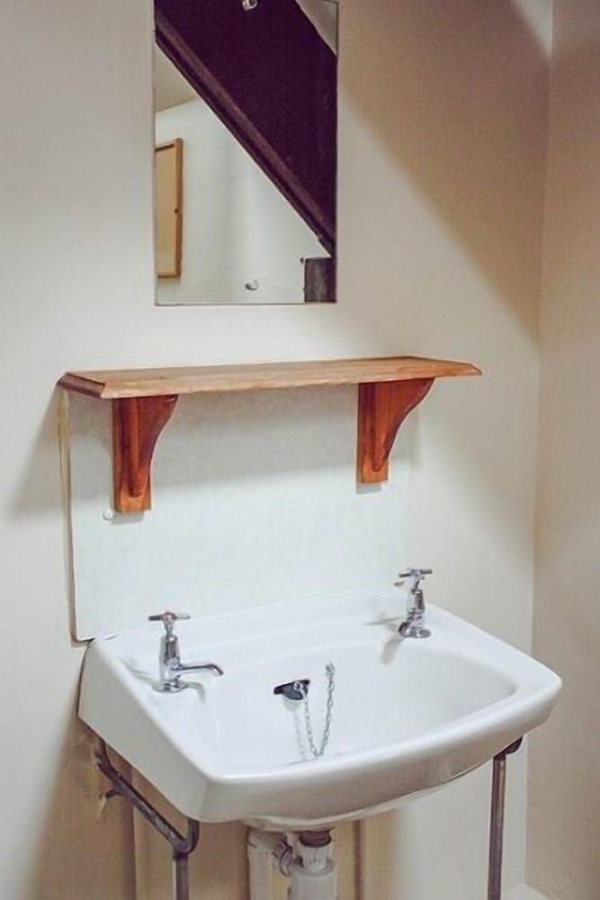 Kirkby Stephen Hostel Twin Room, Shared Bathroom 3