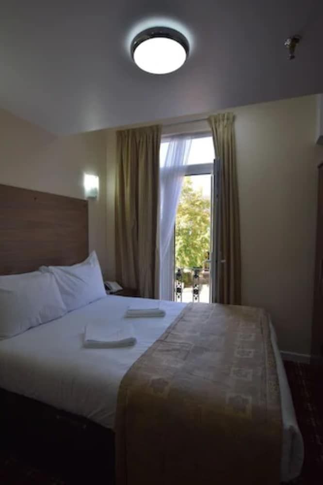 Lucky 8 Hotel Superior Quadruple Room 6