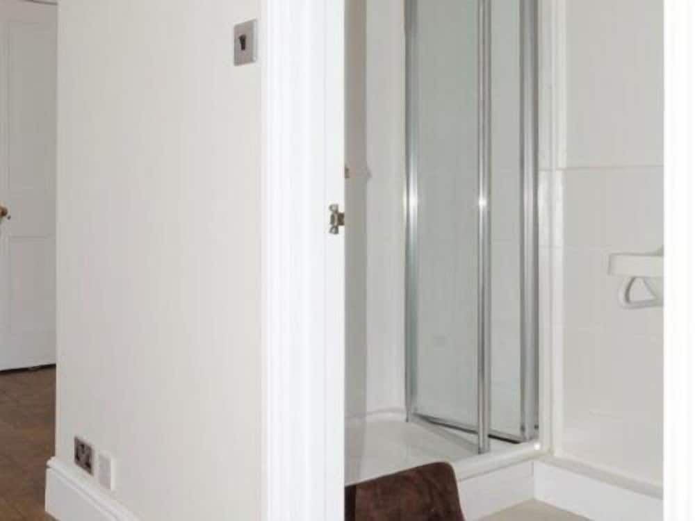 The Lions Twin Room, Ensuite 4