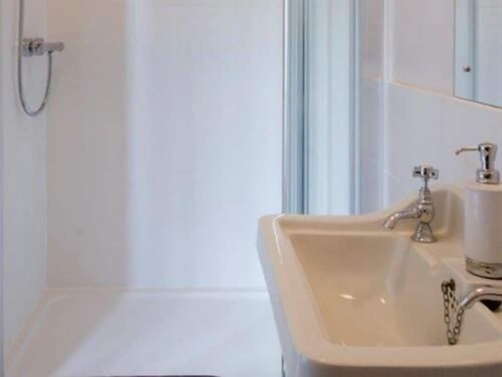 The Lions Twin Room, Ensuite 3