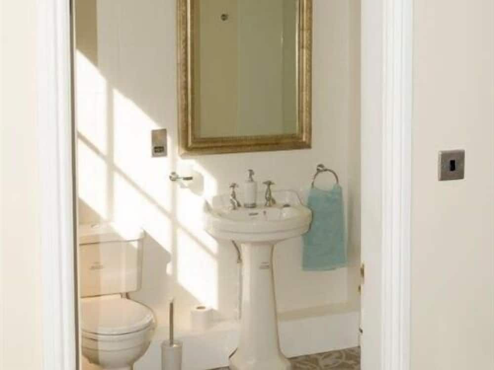 The Lions Double Room, Ensuite (and Shower) 2