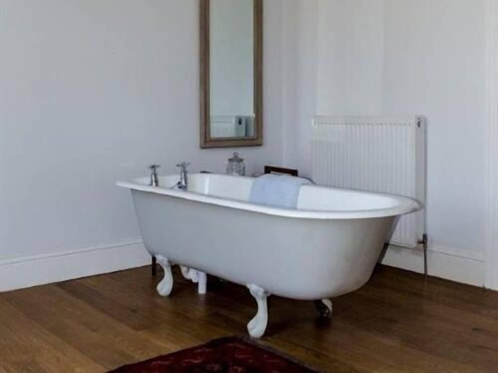 The Lions Superior Double Room, Ensuite 5