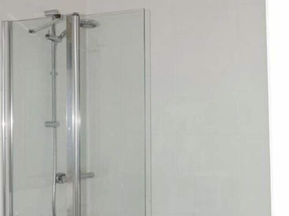 The Lions Double Room, Ensuite (and Shower) 3