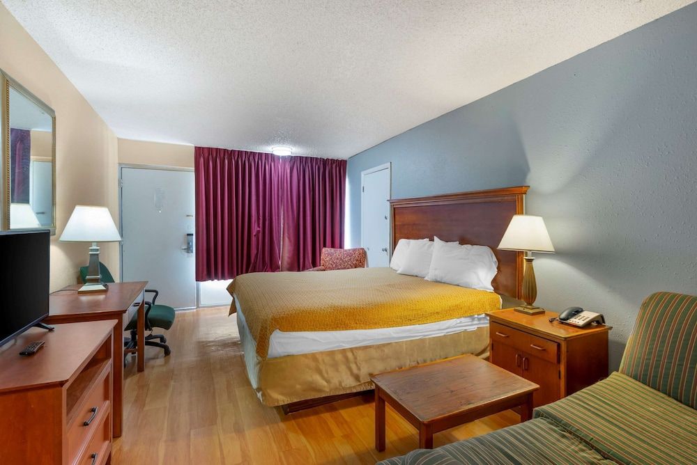 Standard Room, 1 King Bed with Sofa bed, Smoking