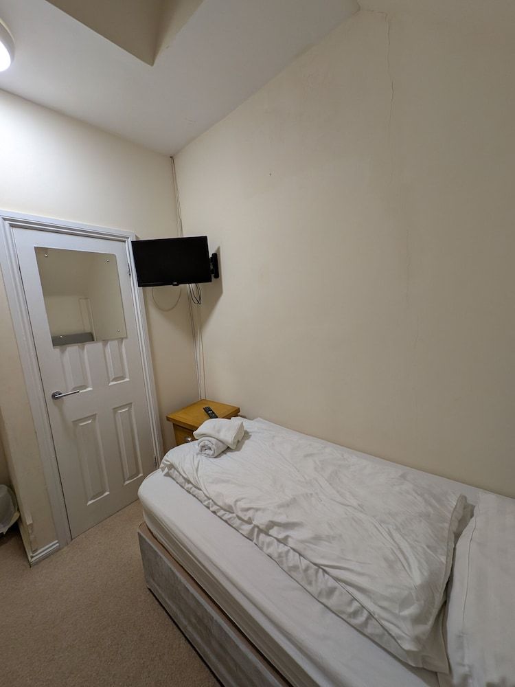 Economy Twin Room, Shared Bathroom